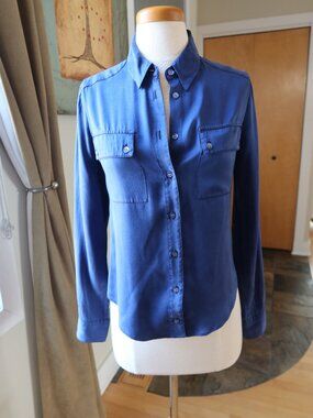 Equipment blue blouse in 100% silk with 2 chest pockets size XS worn once!